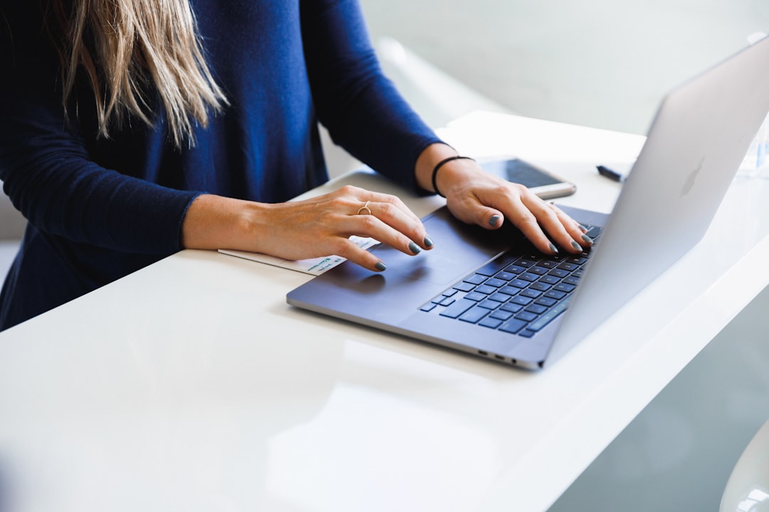 B2B Online-Marketing - Selbstständige erstellt Inhalte für Geschäftskunden am Laptop