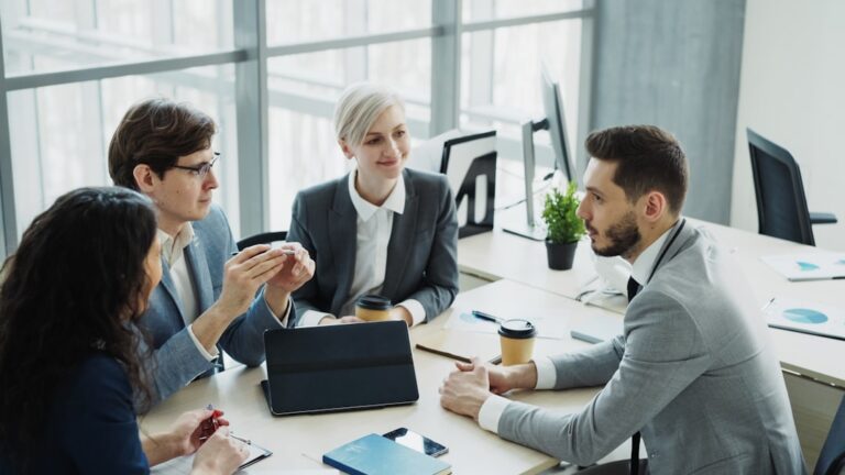 B2B Online-Marketing - Geschäftsleute besprechen die Marketingstrategie im Meeting