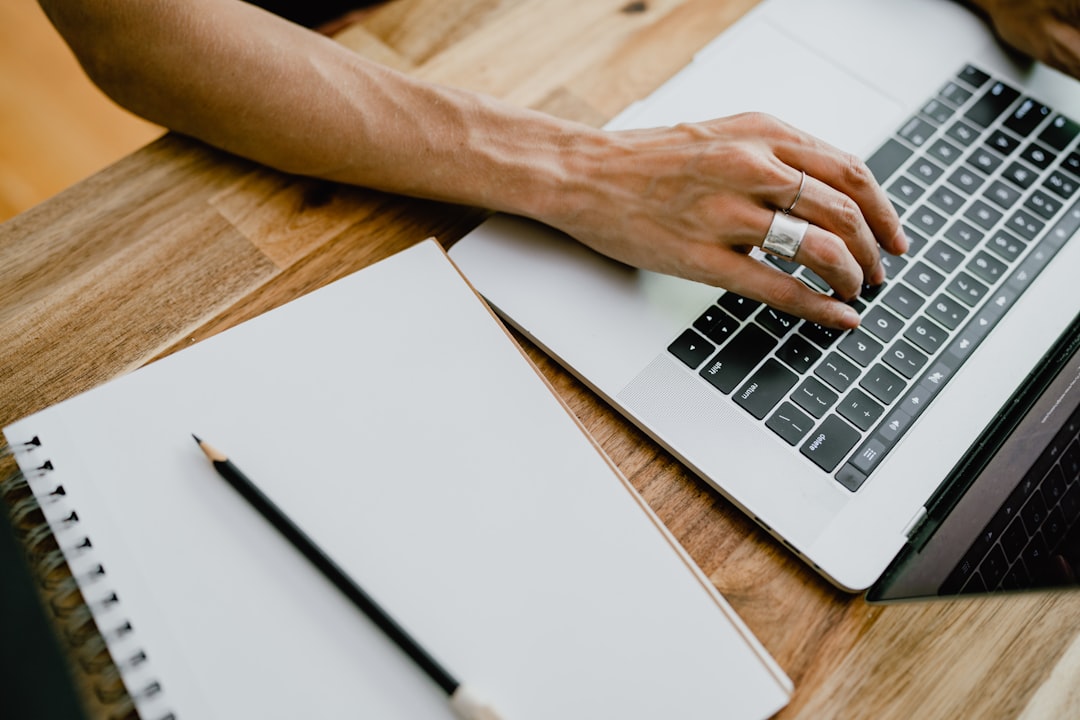 Blog schreiben - Beitrag am Laptop tippen und Notizen machen