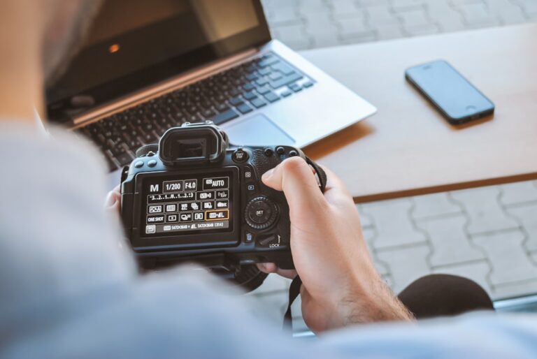 Content-Marketing: Grundlagen und Einstieg für Selbstständige Content-Marketing - Selbstständiger erstellt Inhalte mit Kamera und Laptop