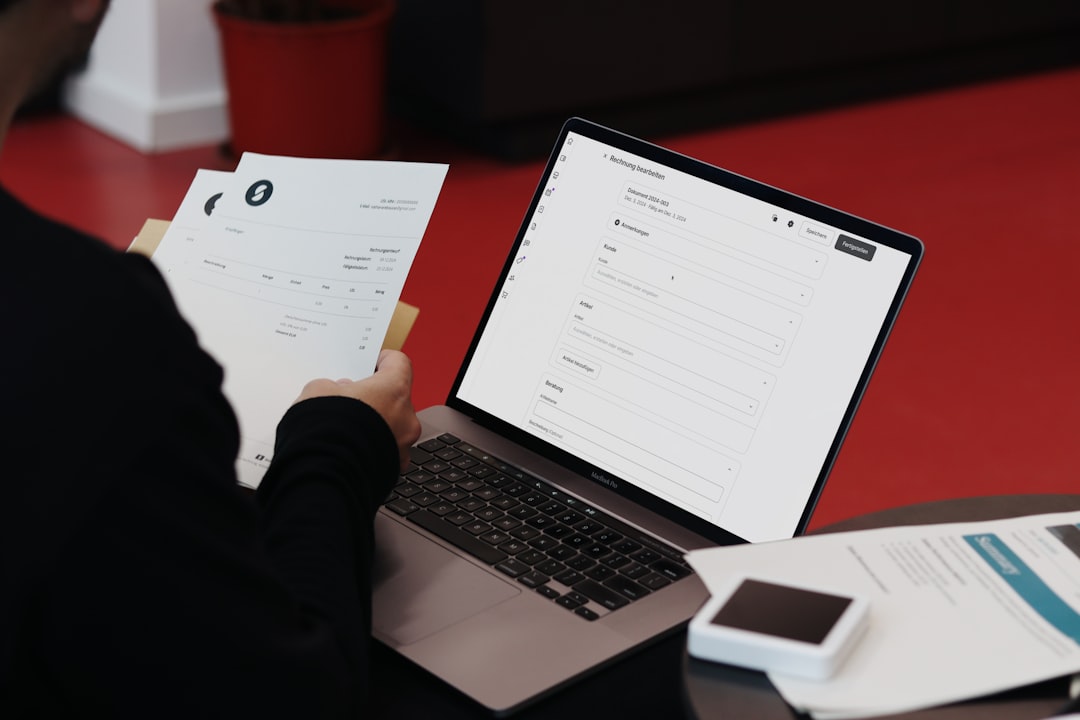 Kleingewerbe anmelden - Rechnung am Laptop schreiben