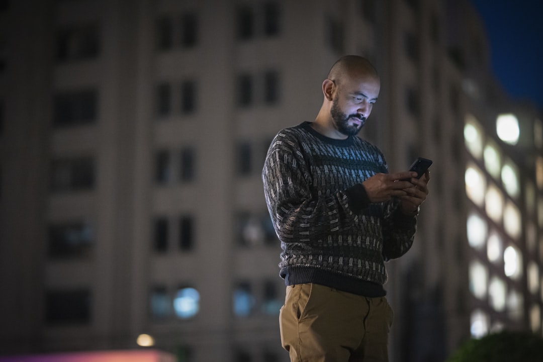 Lokales Online-Marketing - Kunde sucht unterwegs am Smartphone nach Angeboten in der Nähe