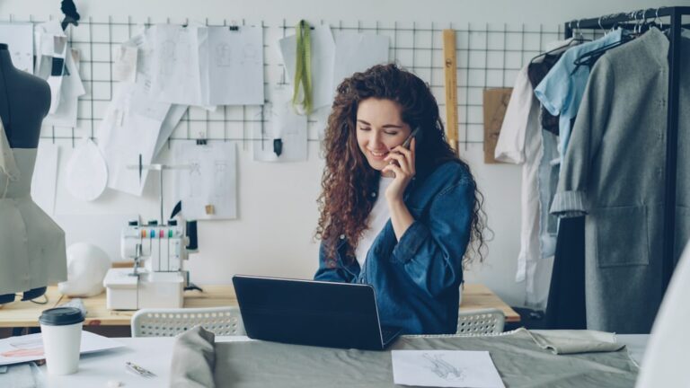 Selbstständig machen - Gründerin arbeitet selbstständig in ihrem eigenen Atelier am Laptop