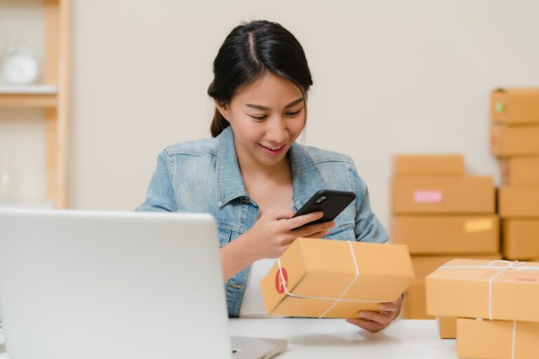 Selbstständig machen Ideen - Gründerin verpackt Bestellungen für ihren Onlineshop