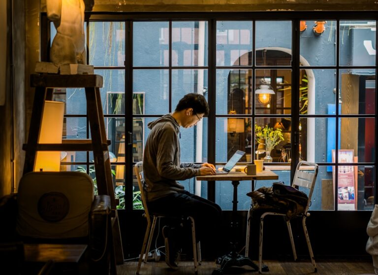 Selbstständig machen ohne Eigenkapital - Gründer arbeitet mit dem Laptop in einem Café
