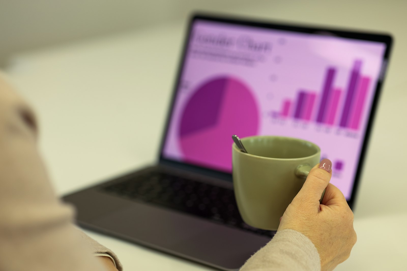 Break-even-Point berechnen – Gründer analysiert Zahlen und Diagramme am Laptop