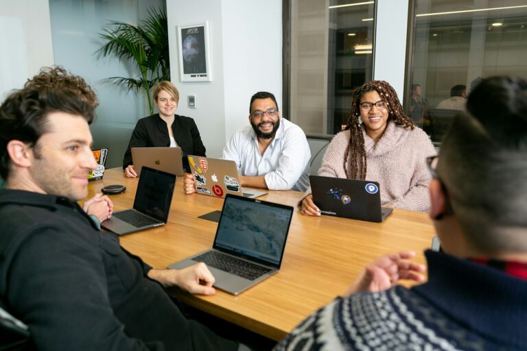 Lustiger Einstieg Teamsitzung – Team lacht gemeinsam im Meeting