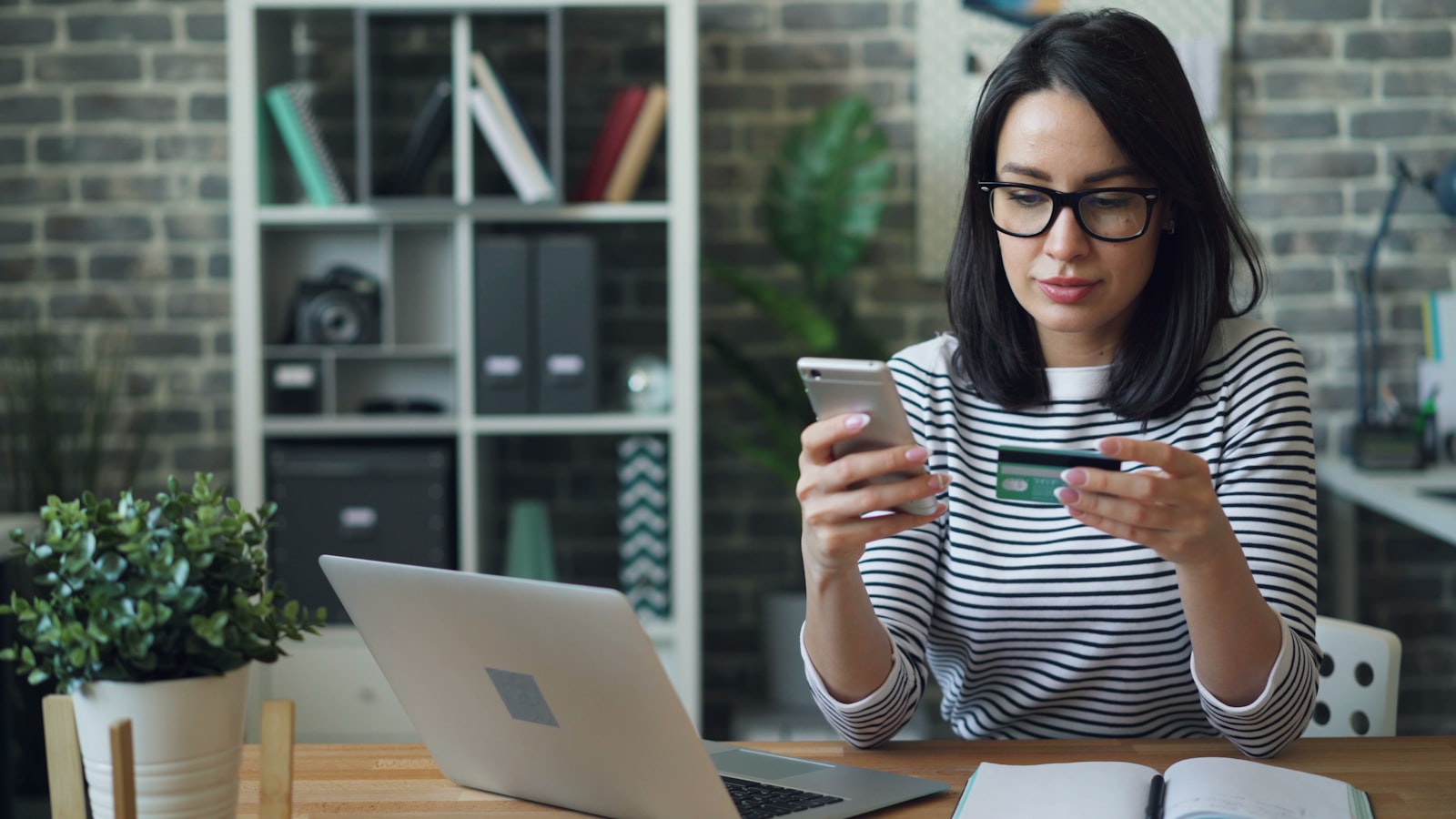 OF London Abbuchung – Kreditkarte und Banking-App am Smartphone prüfen