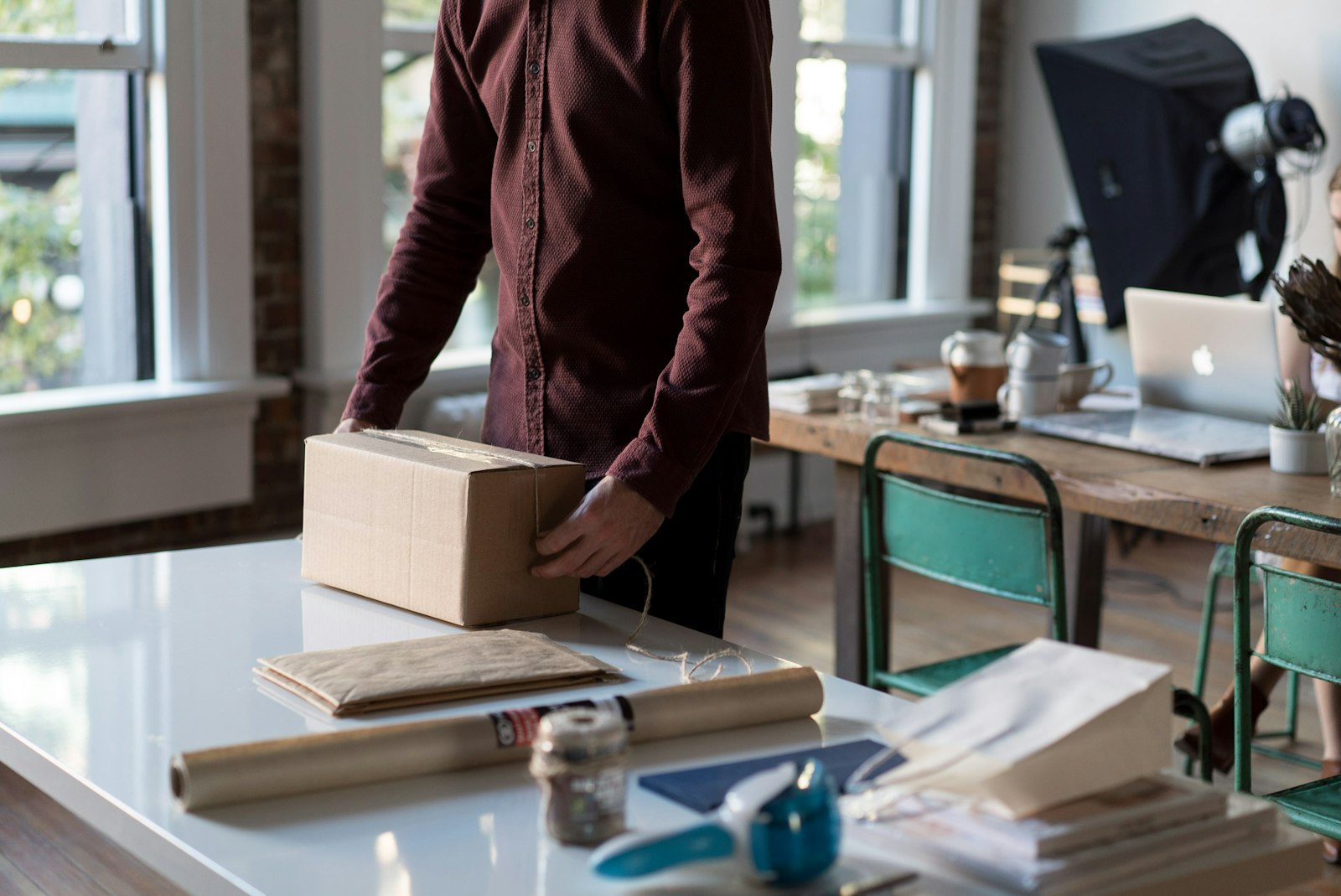 Shipper only not Seller – Person nimmt ein Paket entgegen
