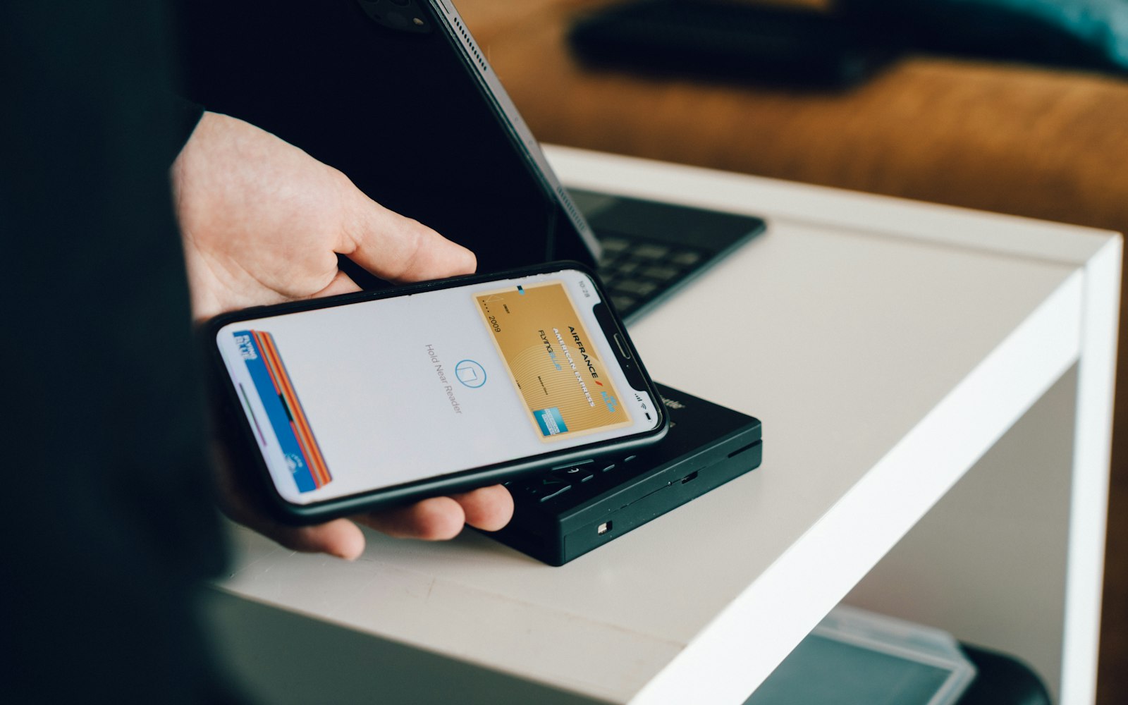 Unzer E-Com GmbH Abbuchung – Online-Zahlung mit Karte am Laptop