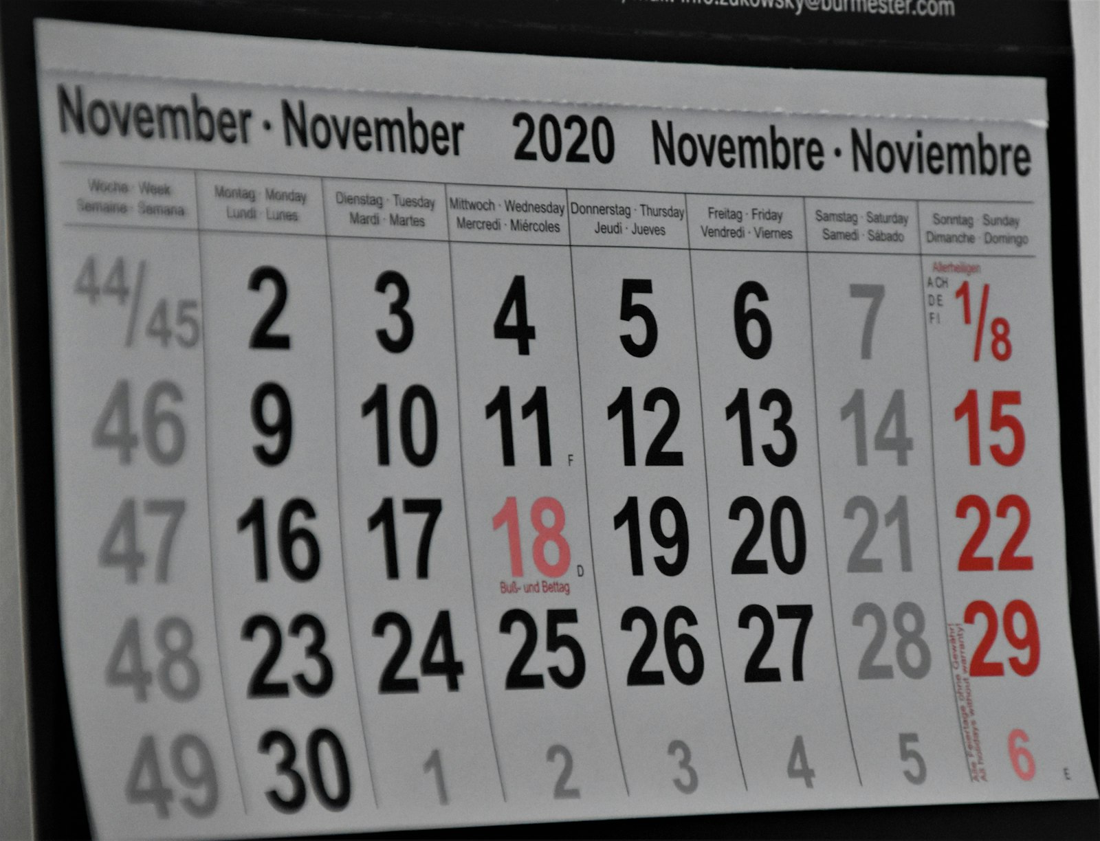 Zahlungserinnerung formulieren – überfällige Rechnung mit Kalender auf dem Schreibtisch