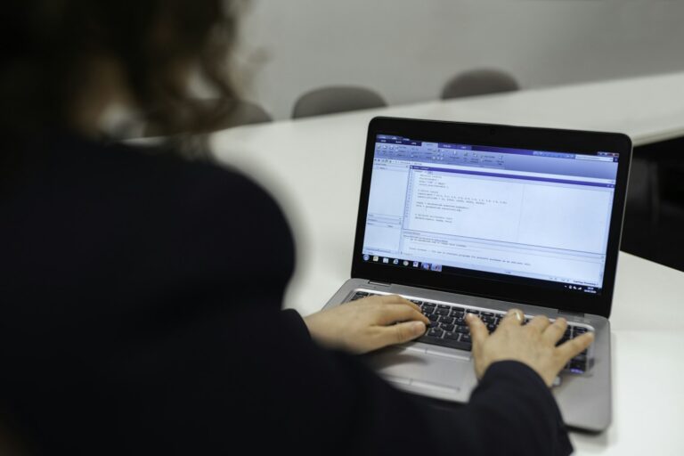 Zahlungserinnerung formulieren: Vorlagen und die richtigen Worte Zahlungserinnerung formulieren – Selbstständige schreibt eine höfliche Zahlungserinnerung am Laptop